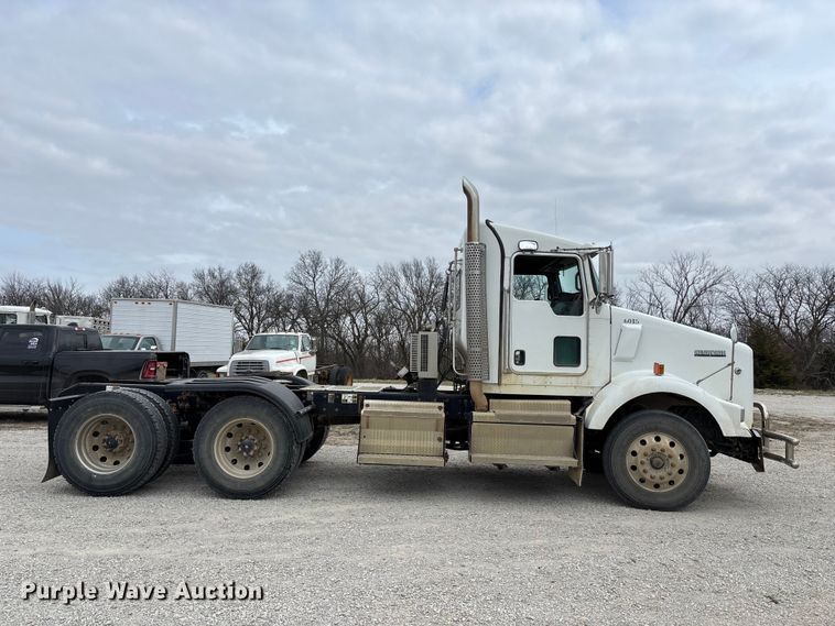 image for item FH7036 2020 Kenworth T800 semi truck