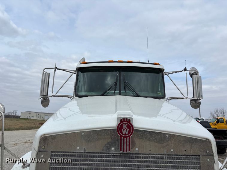 image for item FH7036 2020 Kenworth T800 semi truck