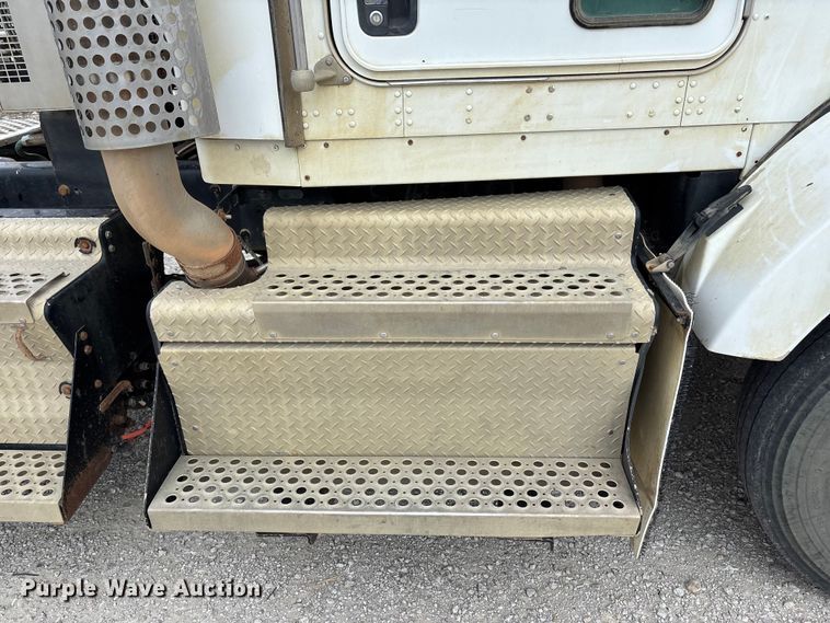 image for item FH7036 2020 Kenworth T800 semi truck