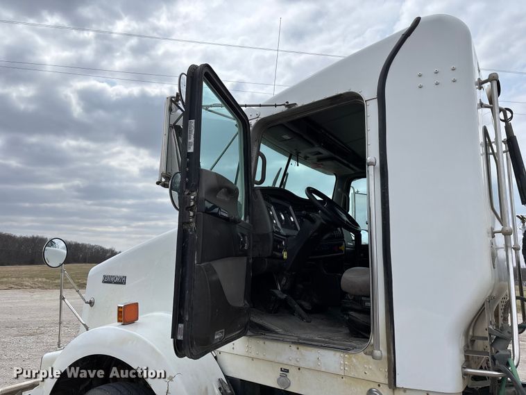 image for item FH7036 2020 Kenworth T800 semi truck