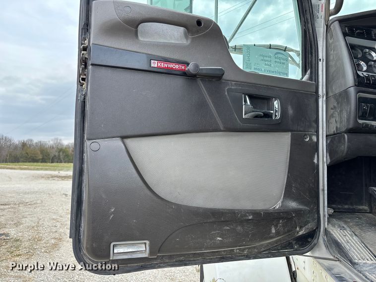 image for item FH7036 2020 Kenworth T800 semi truck