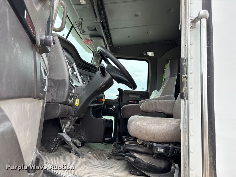 image for item FH7036 2020 Kenworth T800 semi truck