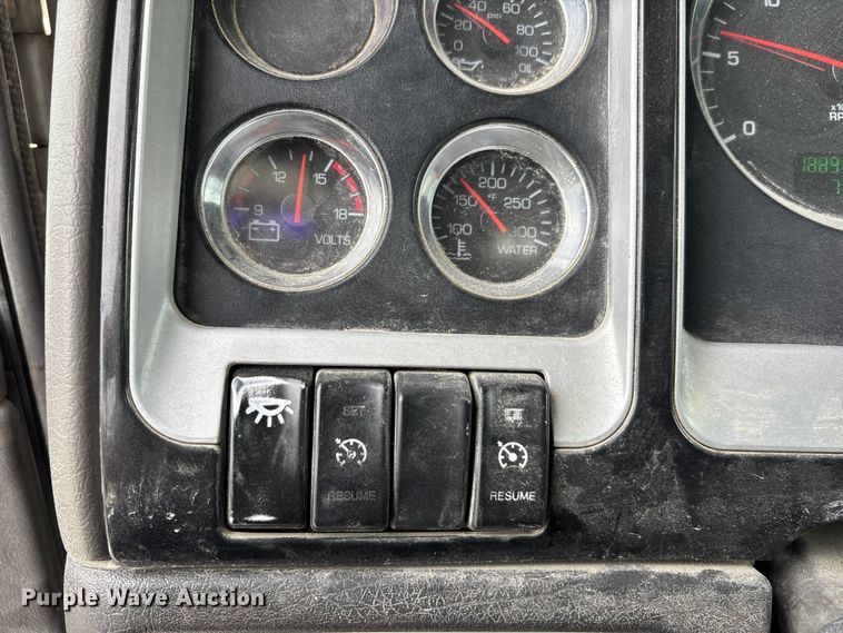 image for item FH7036 2020 Kenworth T800 semi truck