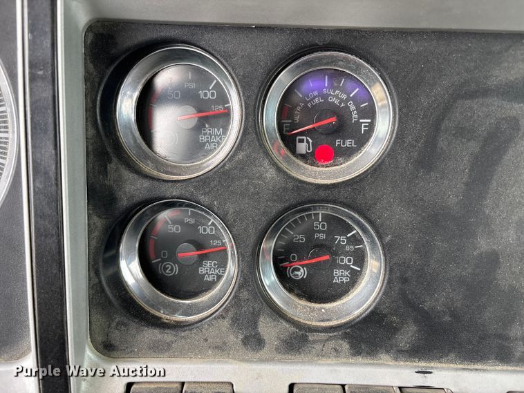 image for item FH7036 2020 Kenworth T800 semi truck