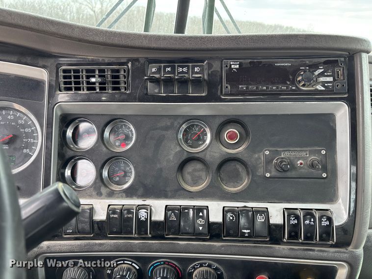 image for item FH7036 2020 Kenworth T800 semi truck