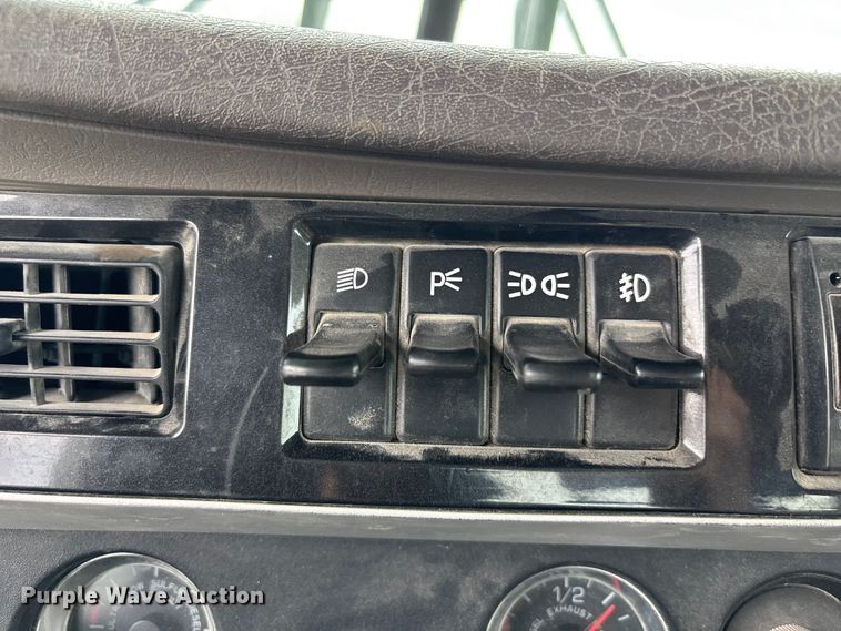 image for item FH7036 2020 Kenworth T800 semi truck