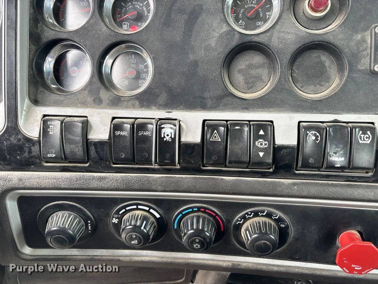 image for item FH7036 2020 Kenworth T800 semi truck