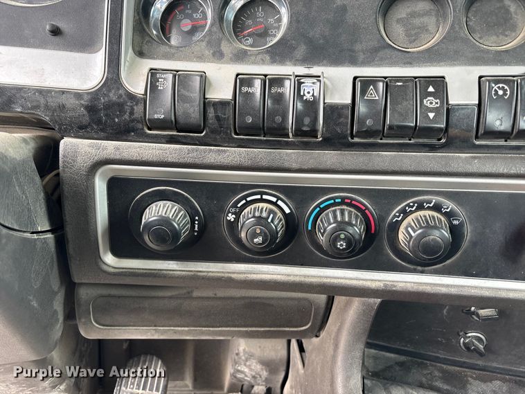 image for item FH7036 2020 Kenworth T800 semi truck