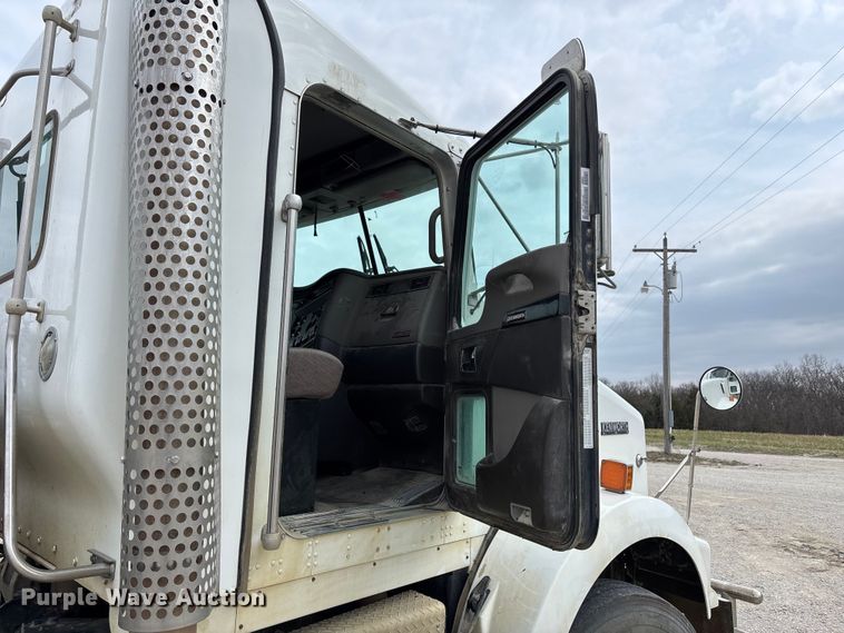 image for item FH7036 2020 Kenworth T800 semi truck