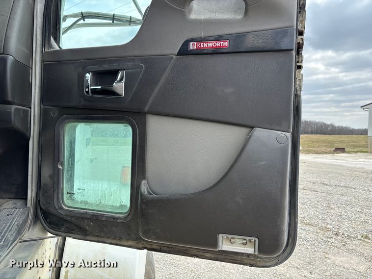 image for item FH7036 2020 Kenworth T800 semi truck