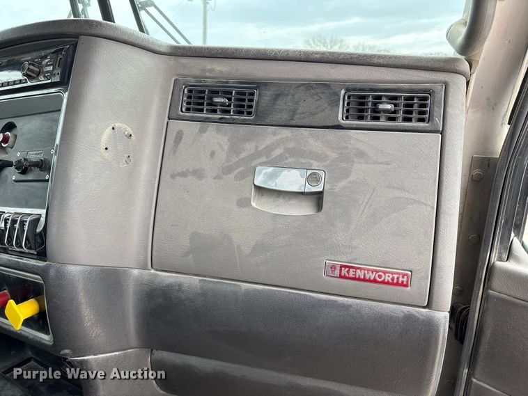 image for item FH7036 2020 Kenworth T800 semi truck