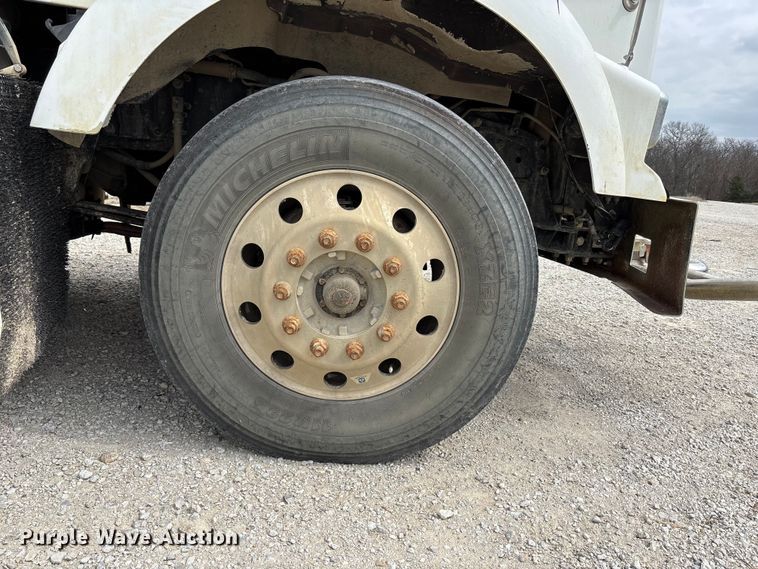 image for item FH7036 2020 Kenworth T800 semi truck