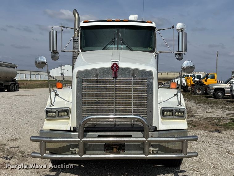 image for item FH7037 2020 Kenworth T8 Series semi truck