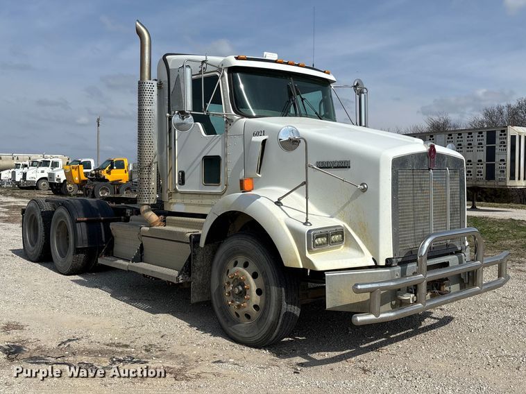 image for item FH7037 2020 Kenworth T8 Series semi truck