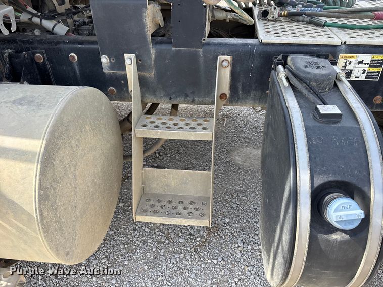 image for item FH7037 2020 Kenworth T8 Series semi truck