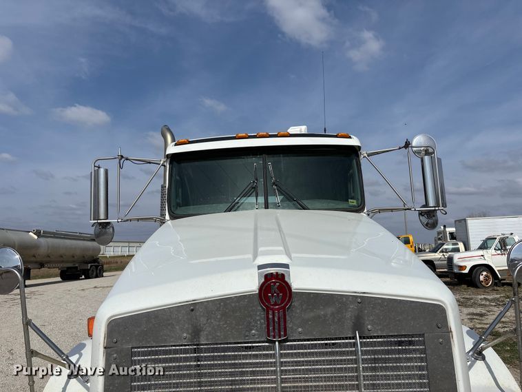 image for item FH7037 2020 Kenworth T8 Series semi truck