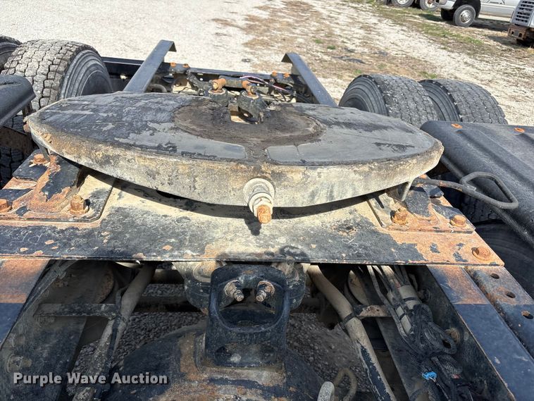 image for item FH7037 2020 Kenworth T8 Series semi truck