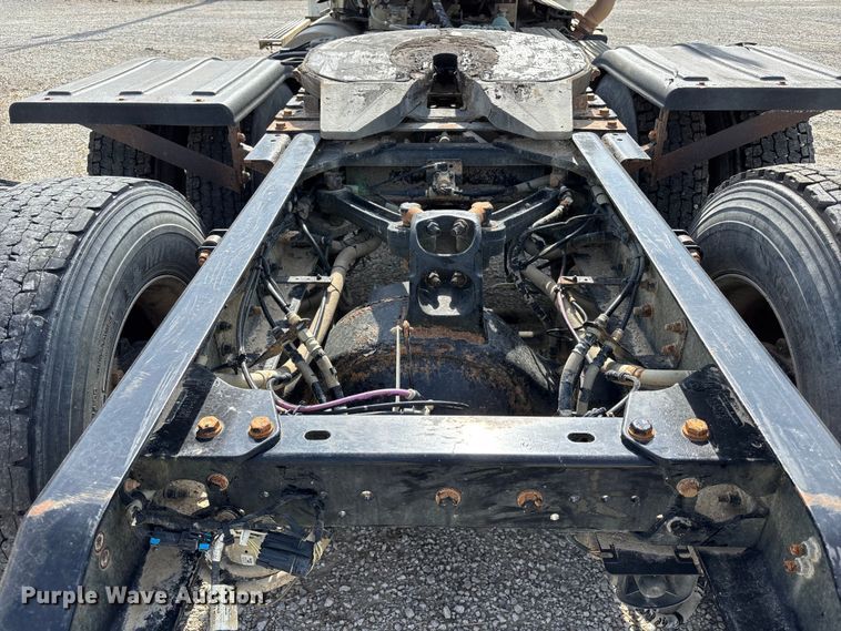 image for item FH7037 2020 Kenworth T8 Series semi truck