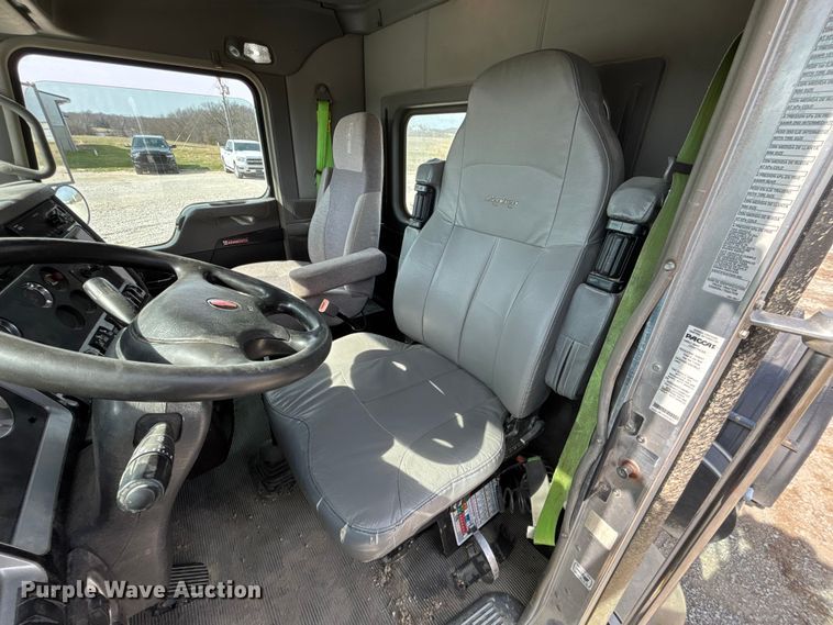 image for item FH7037 2020 Kenworth T8 Series semi truck