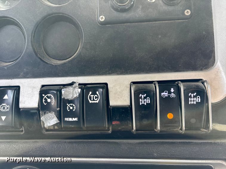 image for item FH7037 2020 Kenworth T8 Series semi truck