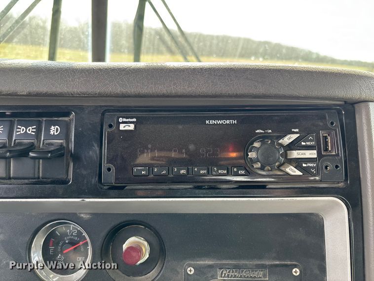 image for item FH7037 2020 Kenworth T8 Series semi truck