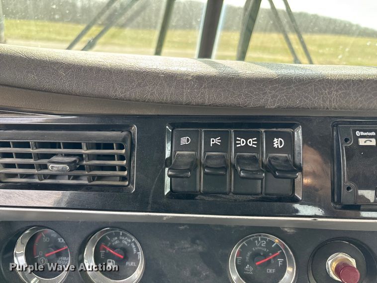 image for item FH7037 2020 Kenworth T8 Series semi truck