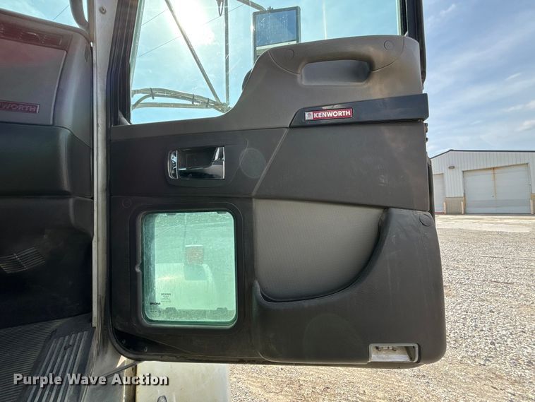 image for item FH7037 2020 Kenworth T8 Series semi truck