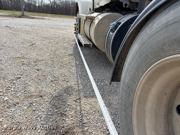 image for item FH7037 2020 Kenworth T8 Series semi truck