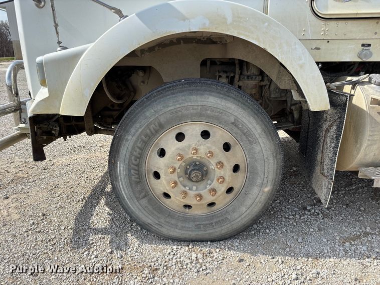 image for item FH7037 2020 Kenworth T8 Series semi truck