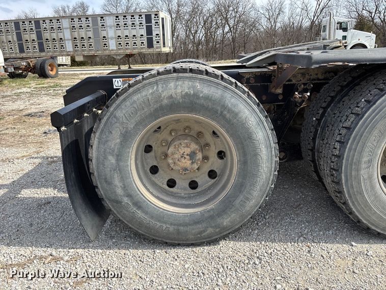 image for item FH7037 2020 Kenworth T8 Series semi truck