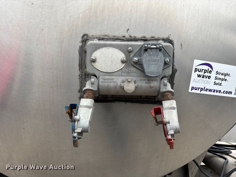 image for item FH7044 1996 Walker Stainless tank trailer