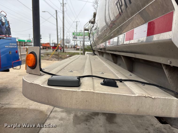 image for item FH7044 1996 Walker Stainless tank trailer