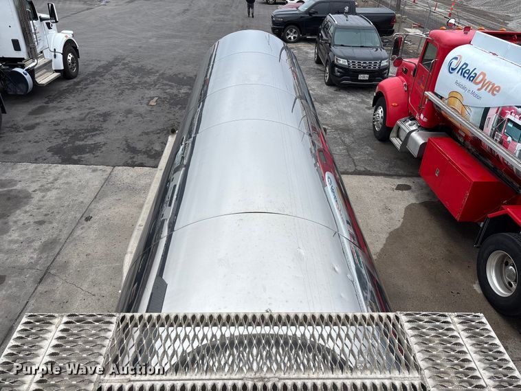 image for item FH7044 1996 Walker Stainless tank trailer