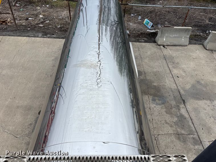 image for item FH7044 1996 Walker Stainless tank trailer