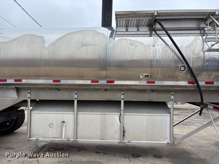image for item FH7044 1996 Walker Stainless tank trailer