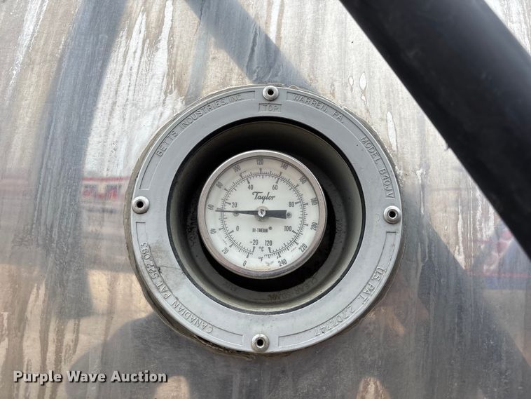 image for item FH7044 1996 Walker Stainless tank trailer