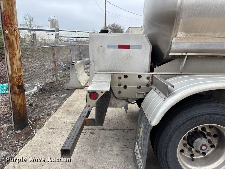 image for item FH7044 1996 Walker Stainless tank trailer