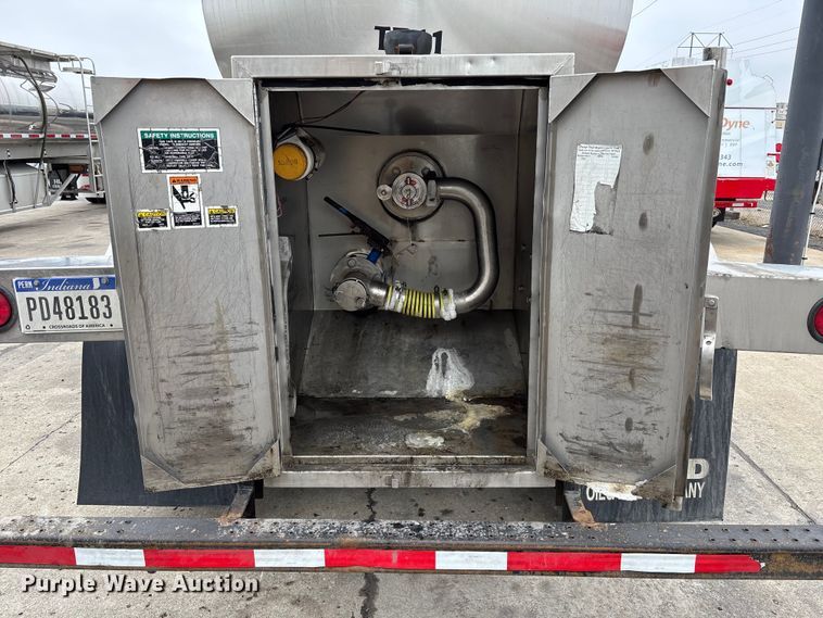 image for item FH7044 1996 Walker Stainless tank trailer