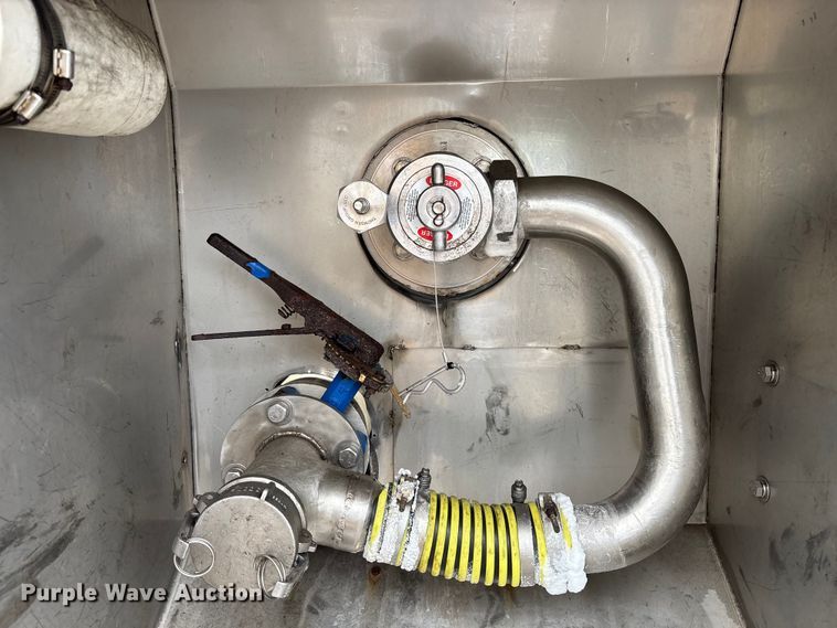 image for item FH7044 1996 Walker Stainless tank trailer