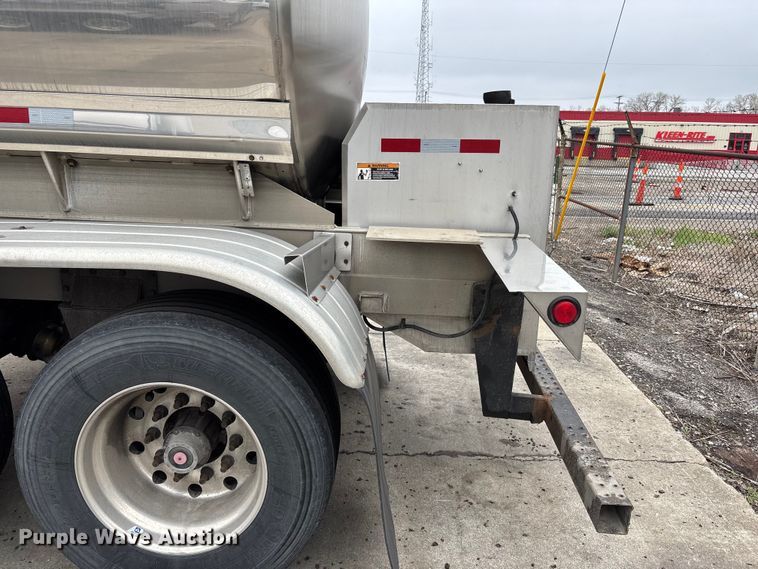 image for item FH7044 1996 Walker Stainless tank trailer