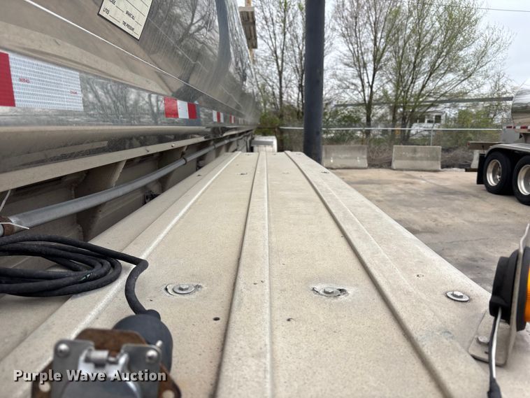 image for item FH7044 1996 Walker Stainless tank trailer