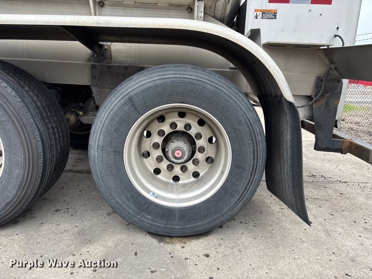 image for item FH7044 1996 Walker Stainless tank trailer