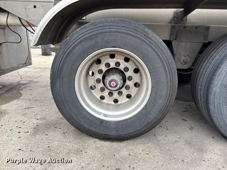 image for item FH7044 1996 Walker Stainless tank trailer