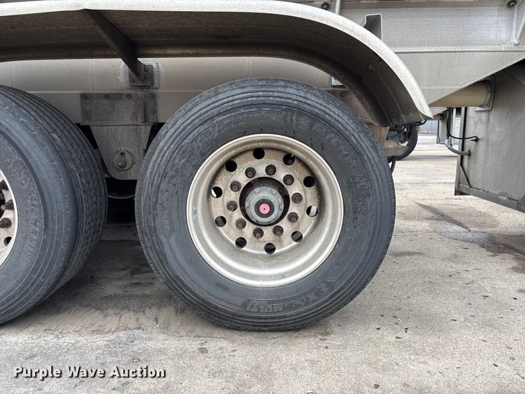 image for item FH7044 1996 Walker Stainless tank trailer