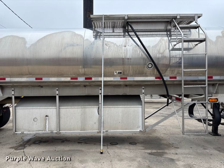 image for item FH7044 1996 Walker Stainless tank trailer