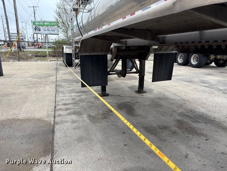 image for item FH7044 1996 Walker Stainless tank trailer