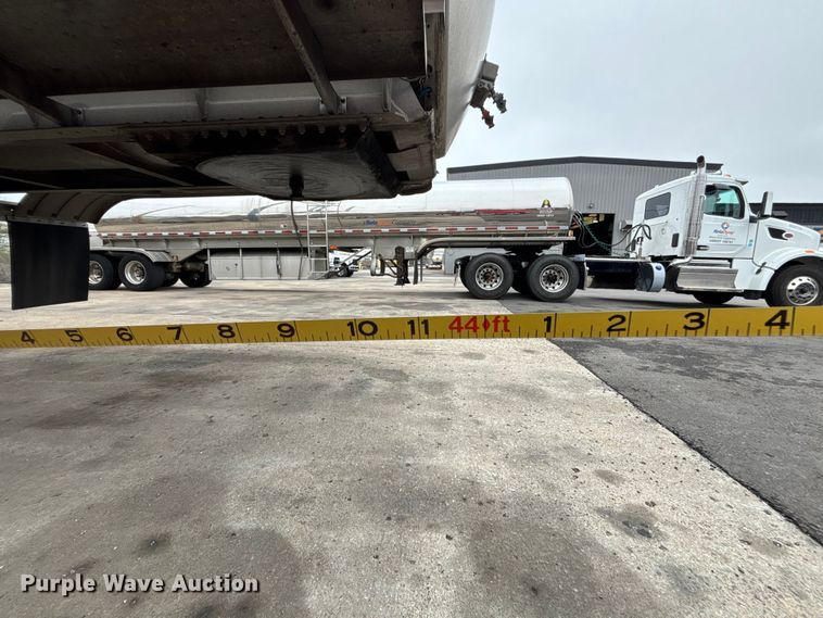 image for item FH7044 1996 Walker Stainless tank trailer