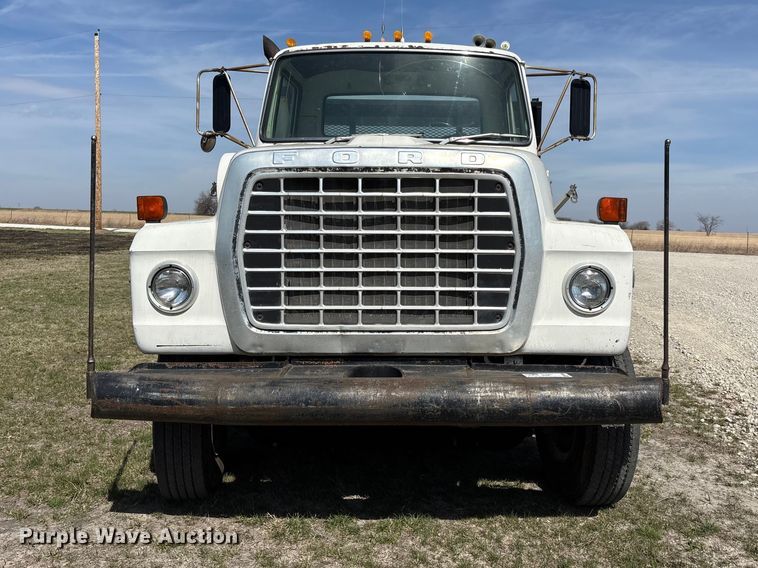 image for item FI0850 1980 Ford 9000 flatbed truck