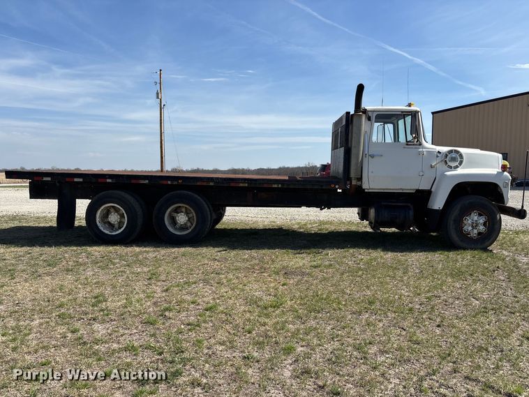 image for item FI0850 1980 Ford 9000 flatbed truck