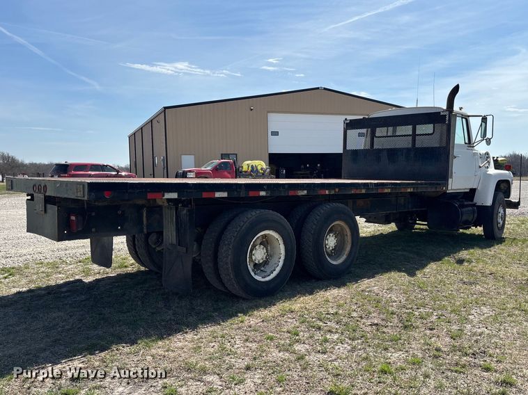 image for item FI0850 1980 Ford 9000 flatbed truck